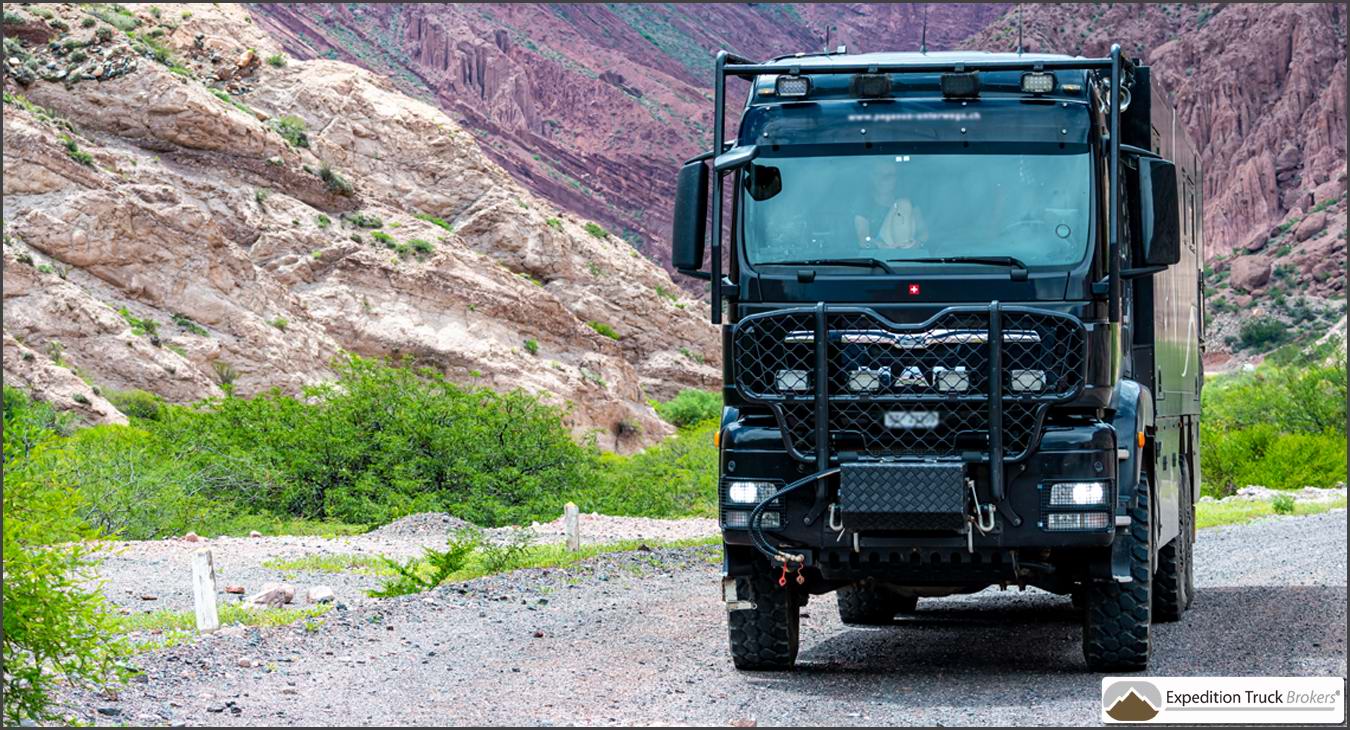 MAN TGS 6x6 camion d’expédition dans un canyon