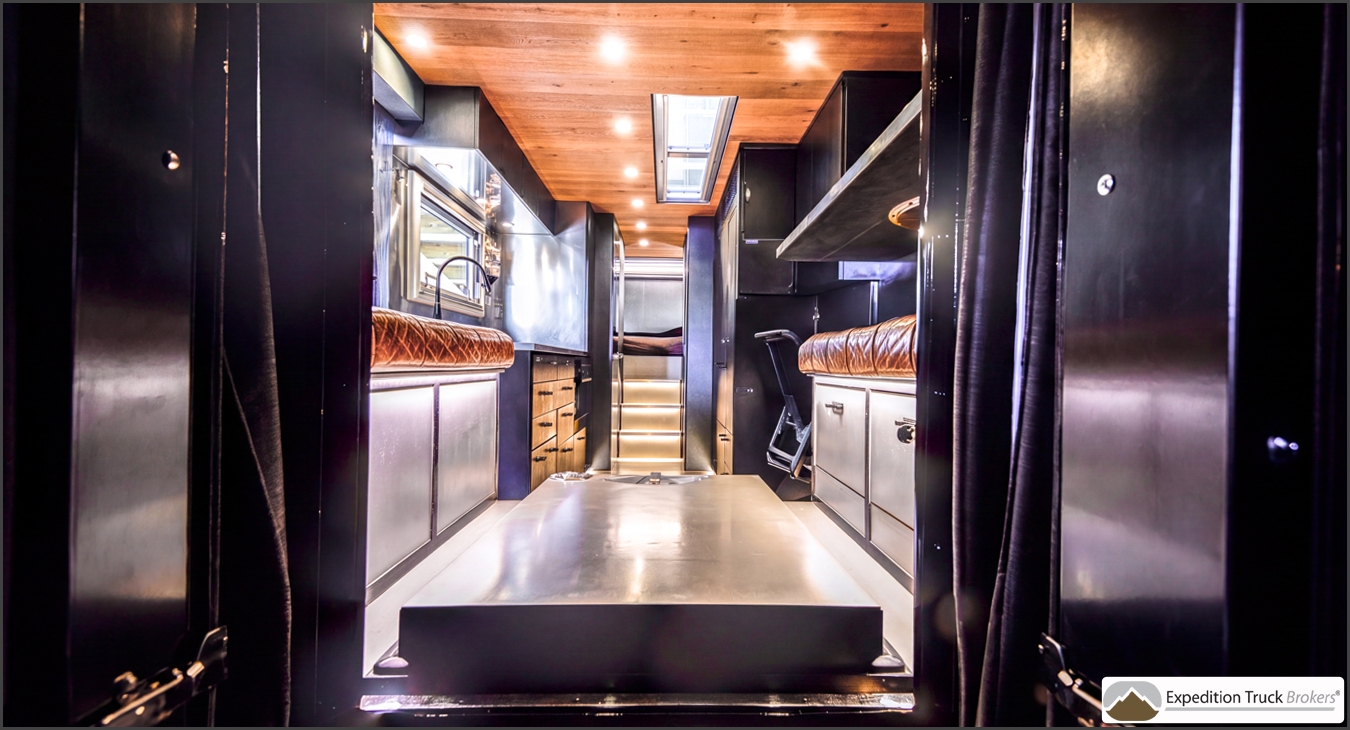 Vue intérieure du MAN TGS 6x6 camion d’expédition depuis la cabine de conduite