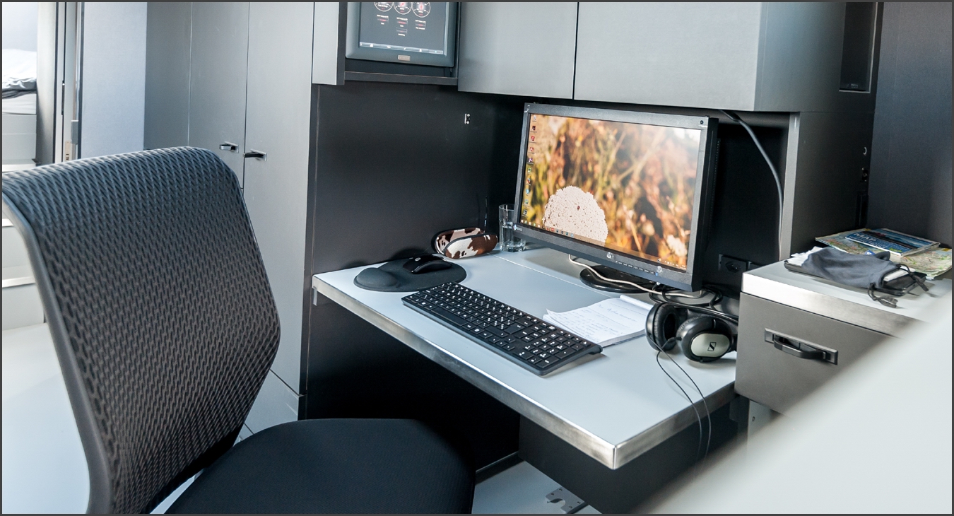 MAN TGS 6x6 espace bureau avec ordinateur et fauteuil confortable