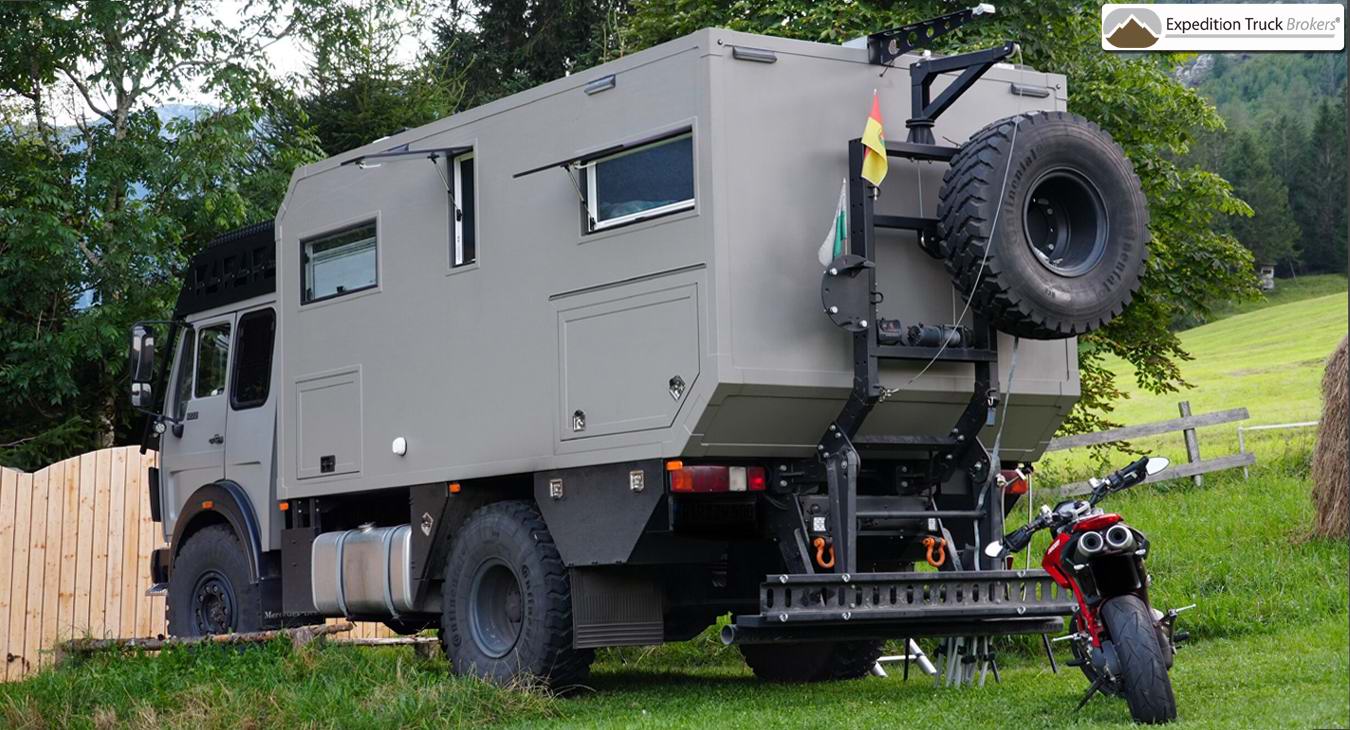 Mercedes 1222 4x4 Overland Truck met motorfietsplatform