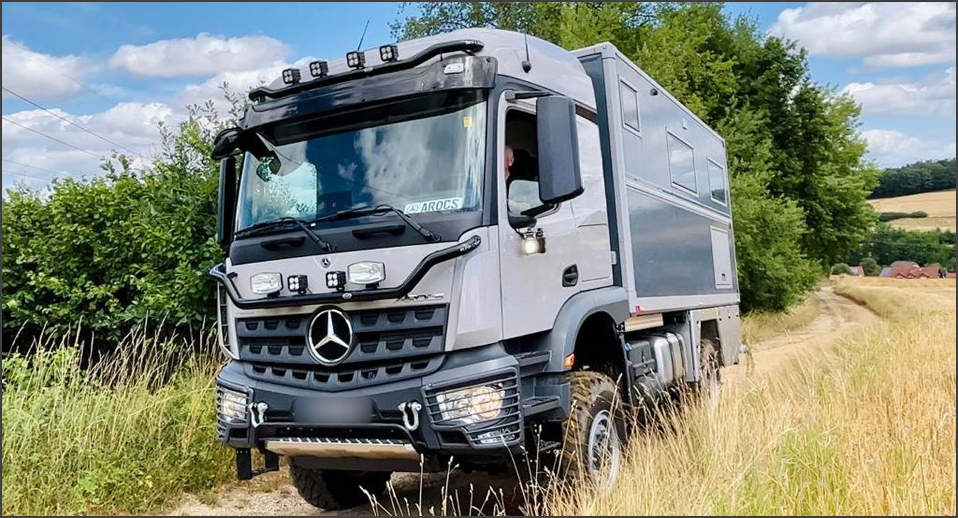 Mercedes-Benz Arocs 1835 4x4 Fernreisemobil mit Holzkoffer auf Reisen