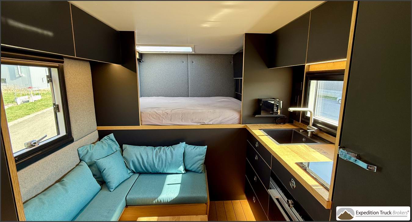 Mercedes Arocs 1836 4x4 camion de voyage tout-terrain intérieur, dinette et espace de vie