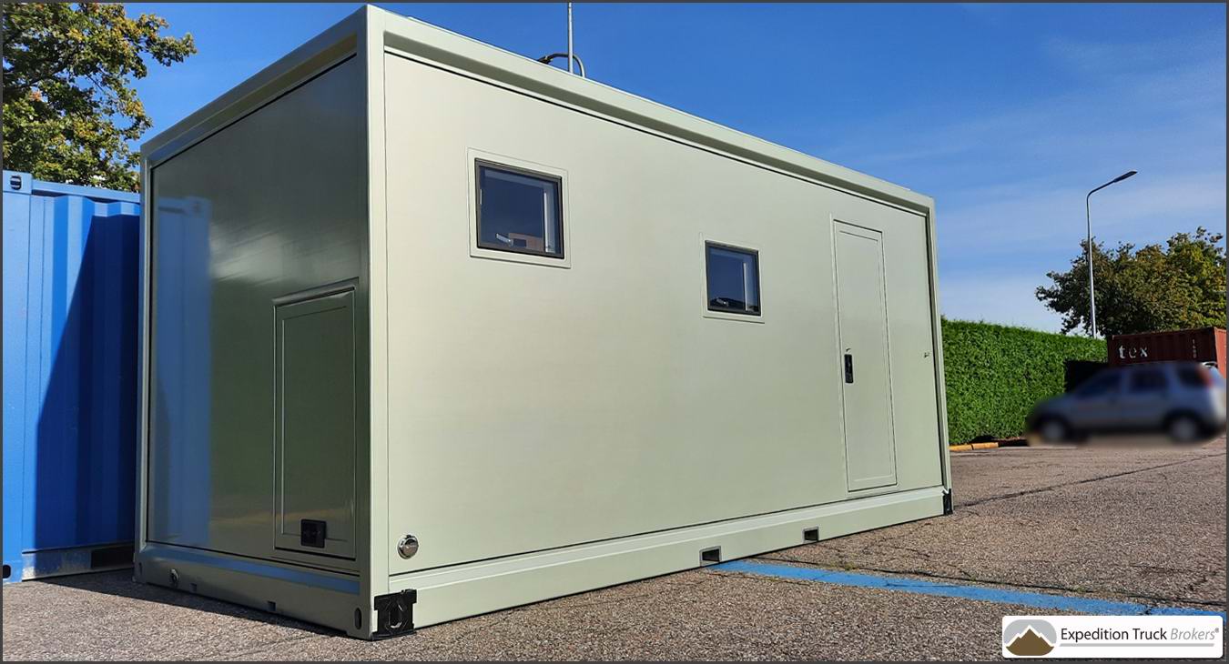 Strong habitat construction with insulated sandwich panels