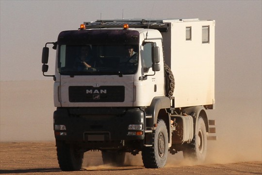 CAMION DE DEPANNAGE MAN TGA AVEC PORTIQUE ET JEEP